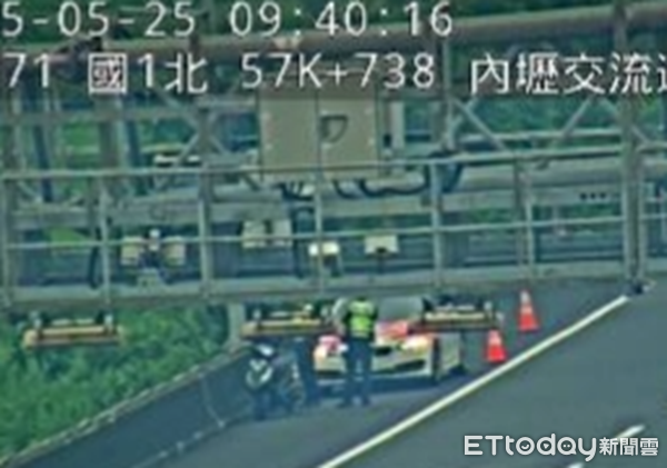 ▲▼警方獲報予以攔停並開單告發，機車則由拖吊車移置下交流道。（圖／國道公路警察局提供）
