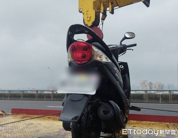 ▲▼警方獲報予以攔停並開單告發，機車則由拖吊車移置下交流道。（圖／國道公路警察局提供）