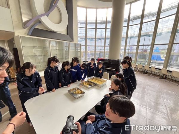 ▲日本富良野高中學生開心品嘗台南金鑽鳳梨，直呼「旨い～」紛紛喊想來台南交流。（記者林東良翻攝，下同）