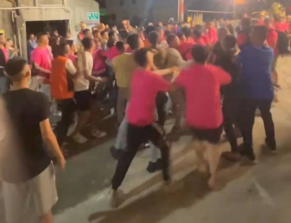 ▲和美鎮某廟會舉辦繞境活動爆肢體衝突。（圖／民眾提供）