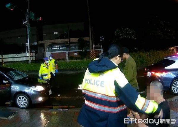 ▲警方獲報將酒駕的楊男逮捕，依公共危險、肇事逃逸、過失傷害等罪嫌送辦。（圖／大園警分局提供、下同）