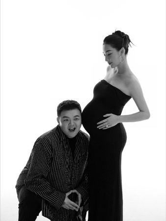 ▲《中國有嘻哈》艾福傑尼當爸！　大哭報喜：母女均安 。（圖／翻攝自艾福傑尼微博）