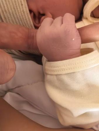 ▲《中國有嘻哈》艾福傑尼當爸！　大哭報喜：母女均安 。（圖／翻攝自艾福傑尼微博）