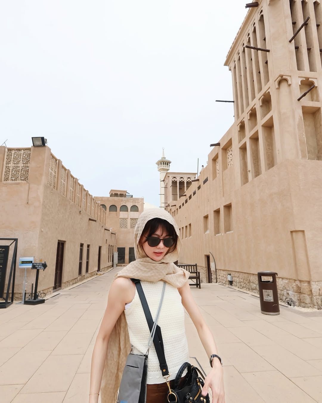 ▲▼白癡公主狂流鼻血嚇壞店員　踏進杜拜廁所驚呆。（圖／翻攝自Instagram／87acup）