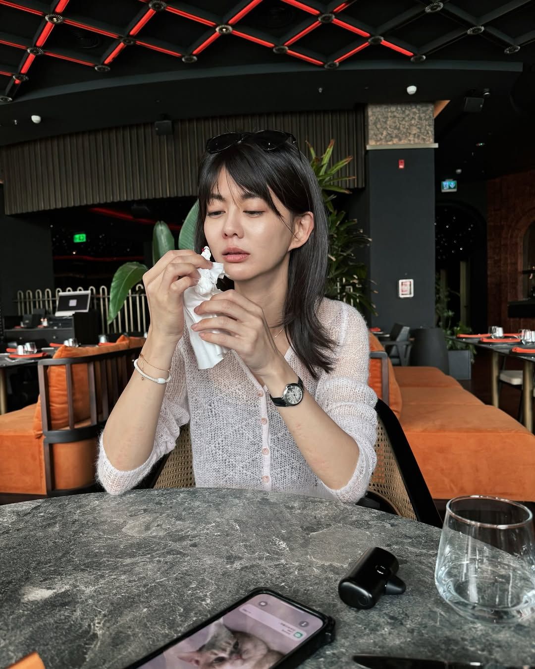 ▲▼白癡公主狂流鼻血嚇壞店員　踏進杜拜廁所驚呆。（圖／翻攝自Instagram／87acup）