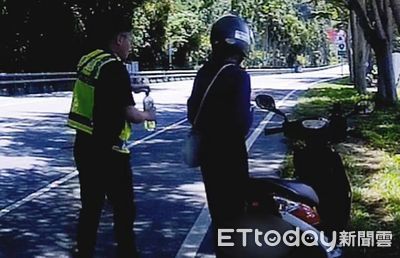 機車拋錨女遊客焦急　延平警察化身「加油天使」解圍