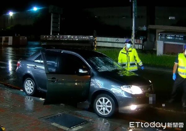 ▲▼楊男所駕駛肇事車輛及將行人卡在車底拖行行車路線。（圖／大園警分局提供）