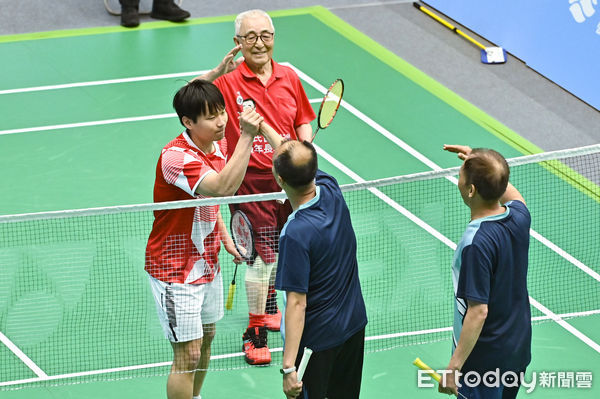 ▲▼2025世壯運羽球，104歲頑童林友茂搭檔奧運金牌李洋 vs. 李洋爸爸李峻淯+李洋高中教練鄭永成。（圖／記者李毓康攝）