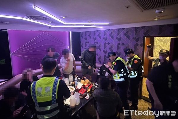 ▲桃園警分局昨晚執行雷霆除暴專案，對特種營業場所臨檢。（圖／桃園警分局提供）