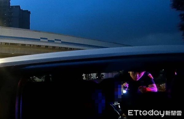 ▲▼並查獲3男1女整車都是失聯的越南籍移工。（圖／桃園警分局提供）