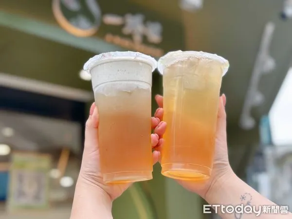 ▲▼一沐日推2款新品「高讚塔奶蓋烏龍綠」與「輕香烏龍綠」。（圖／記者蕭筠攝）