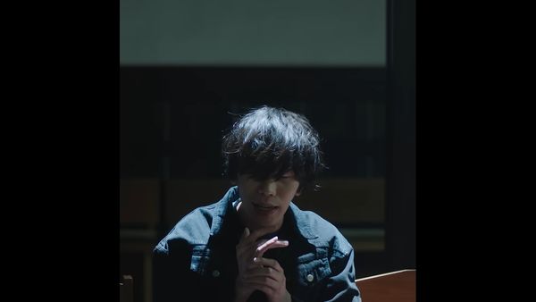 米津玄師的〈Lemon〉原曲在講述對於過世的爺爺的思念，以及親人之間深刻的情感，MV上架至今已累計點閱9.2億次觀看。（翻攝自米津玄師YouTube）