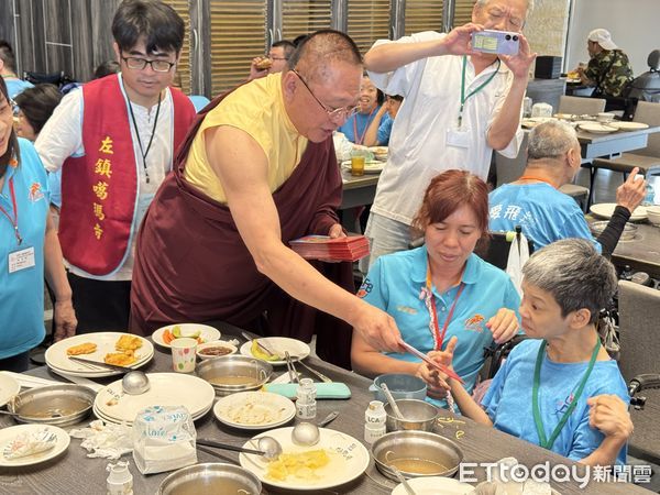▲噶居寺蔣揚慈善基金會舉辦端午關懷活動，洛本天津仁波切親送福田金，祝福街友與弱勢朋友平安健康。（記者林東良翻攝，下同）