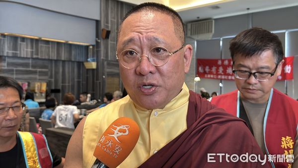 ▲噶居寺蔣揚慈善基金會舉辦端午關懷活動，洛本天津仁波切親送福田金，祝福街友與弱勢朋友平安健康。（記者林東良翻攝，下同）