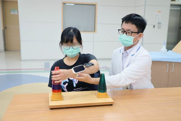▲▼羅東博愛醫院自2021年起成立智能復健機器人中心，將智能醫療儀器運用於中風、脊椎損傷復健有成。（圖／羅東博愛醫院提供，下同）