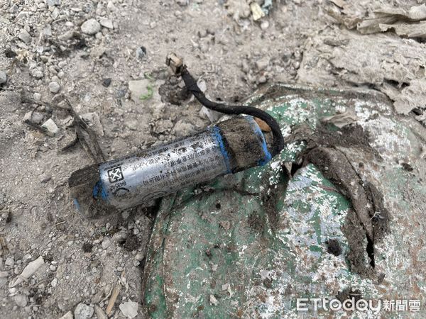 ▲垃圾分類不確實遭退運，南投市清潔隊清出iPad、電池，宣布即刻起加嚴破袋稽查。（圖／南投市公所提供）