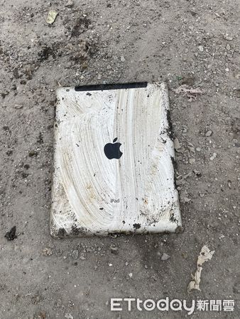 ▲垃圾分類不確實遭退運，南投市清潔隊清出iPad、電池，宣布即刻起加嚴破袋稽查。（圖／南投市公所提供）