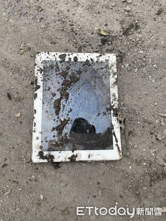 ▲▼南投市民垃圾分類不確實，清潔隊二次分類清出iPad、電池。