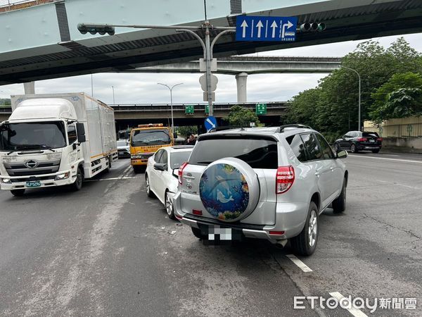 ▲▼黎女開進口車任性違規左轉，撞直行小客車             。（圖／記者陳以昇翻攝）