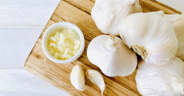 腎臟科醫師洪永祥指出，大蒜是好處多、健康又排毒的好食物，有助於排出體內重金屬、預防阿茲海默症和失智症。（示意圖／翻攝自photoAC）