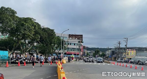 ▲▼警方呼籲前往活動會場盡量搭乘大眾交通工具，並配合員警管制及疏導。（圖／龍潭警分局提供）