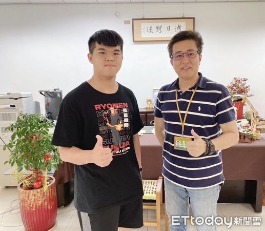 ▲翼友福榮獲2025總統教育獎，六龜高中校長楊茂青讚許他擁有堅毅的精神 。（圖／記者許宥孺翻攝）