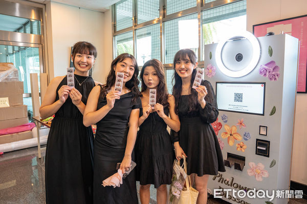 ▲▲嘉南藥理大學藥學系舉辦第110級藥師授袍典禮，學生身披白袍，象徵正式啟航。（記者林東良翻攝，下同）