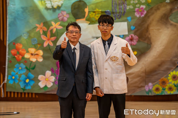 ▲▲嘉南藥理大學藥學系舉辦第110級藥師授袍典禮，學生身披白袍，象徵正式啟航。（記者林東良翻攝，下同）