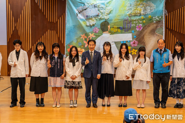 ▲▲嘉南藥理大學藥學系舉辦第110級藥師授袍典禮，學生身披白袍，象徵正式啟航。（記者林東良翻攝，下同）