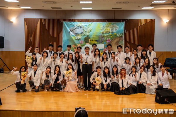 ▲▲嘉南藥理大學藥學系舉辦第110級藥師授袍典禮，學生身披白袍，象徵正式啟航。（記者林東良翻攝，下同）