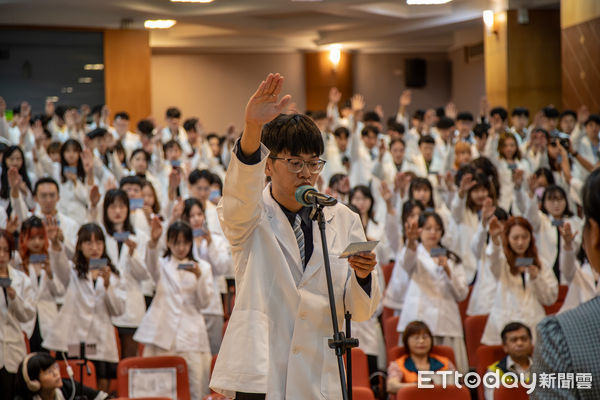 ▲▲嘉南藥理大學藥學系舉辦第110級藥師授袍典禮，學生身披白袍，象徵正式啟航。（記者林東良翻攝，下同）