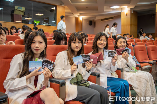 ▲▲嘉南藥理大學藥學系舉辦第110級藥師授袍典禮，學生身披白袍，象徵正式啟航。（記者林東良翻攝，下同）