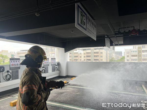 ▲誠品生活台南商場開幕前夕，消防局結合業者執行自衛消防演練，驗證初期應變機制。（圖／記者林東良翻攝，下同）