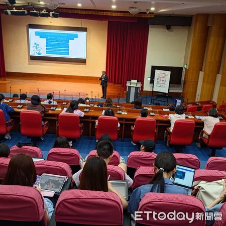 ▲▼ 嘉義地檢蔡宗熙檢察長 深入嘉義大學宣導校園巡禮廉潔識詐 揭穿假投資詐騙手段   。（圖／嘉義地檢署提供）