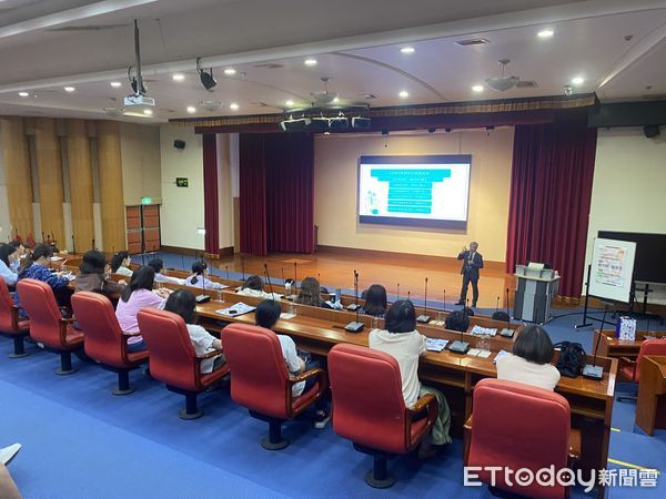  ▲▼ 嘉義地檢蔡宗熙檢察長 深入嘉義大學宣導校園巡禮廉潔識詐 揭穿假投資詐騙手段   。（圖／嘉義地檢署提供） 