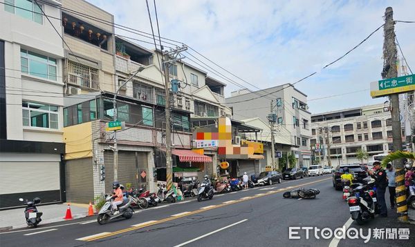 ▲電線騰空路面，機車行經後車身遭拉扯，導致騎士摔車。（圖／記者許宥孺翻攝）