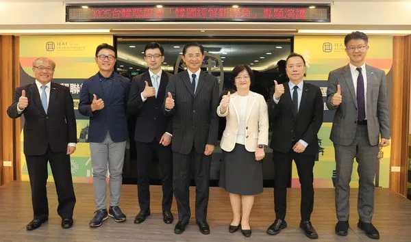 ▲台韓聯誼會2025年專題演講會貴賓合影，左起IEAT黃文榮秘書長、慧緻國際林建儒總經理、元大證券韓國宋天豪常務、台韓聯誼會柯彥輝主委、經濟部國際貿易署戴婉蓉主任秘書、台韓聯誼會潘偉景副主委、KOTRA李領基館長)。（圖／IEAT提供）