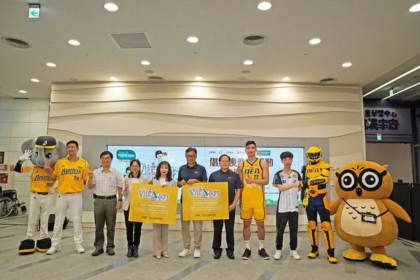 ▲「閱讀全壘打」邁入第十年　贈送17,500張棒、籃球票。（圖／國資圖提供）