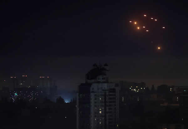 ▲▼ 俄羅斯26日對烏克蘭發動無人機攻擊，烏兵在基輔朝無人機開火。（圖／路透）