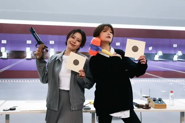 ▲▼ 蔡淑臻(右)與劉品言節目中進行了一場空氣槍對決。（圖／鏡電視提供）