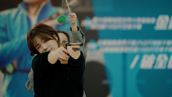 ▲▼ 蔡淑臻(右)與劉品言節目中進行了一場空氣槍對決。（圖／鏡電視提供）