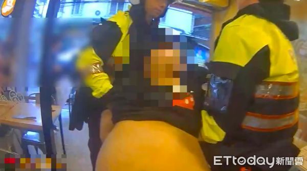 ▲▼袁男遭員警逮捕並抬走，現場查扣一把菜刀             。（圖／記者陳以昇翻攝）