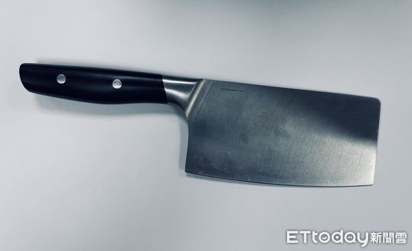 ▲▼袁男遭員警逮捕並抬走，現場查扣一把菜刀             。（圖／記者陳以昇翻攝）