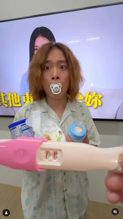 ▲雞城武拿出顯示兩條線的驗孕棒。（圖／翻攝自Instagram／jbao_5000）