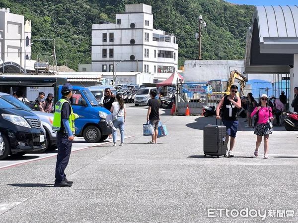 ▲台東警方登島進行交通大執法。（圖／記者楊晨東翻攝）
