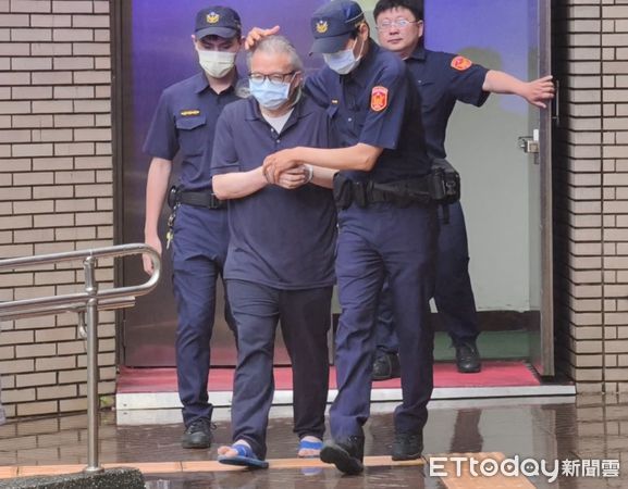 ▲▼北市精舍命案在押被告王薀（本名王江鎮）與核心女信徒之一的游秀鈴，今（26日）被台北地院提訊召開延押庭，訊後先還押。（圖／記者黃哲民攝）