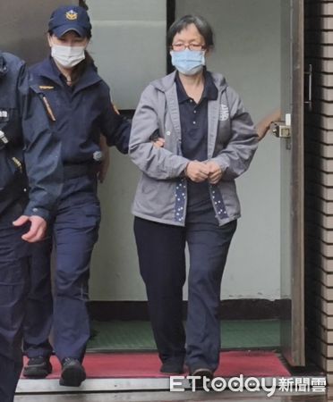 ▲▼北市精舍命案在押被告王薀（本名王江鎮）與核心女信徒之一的游秀鈴，今（26日）被台北地院提訊召開延押庭，訊後先還押。（圖／記者黃哲民攝）