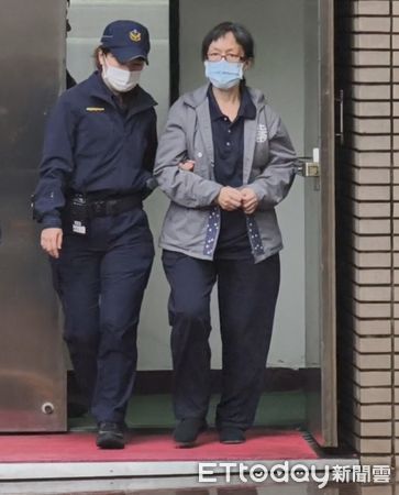 ▲▼北市精舍命案在押被告王薀（本名王江鎮）與核心女信徒之一的游秀鈴，今（26日）被台北地院提訊召開延押庭，訊後先還押。（圖／記者黃哲民攝）