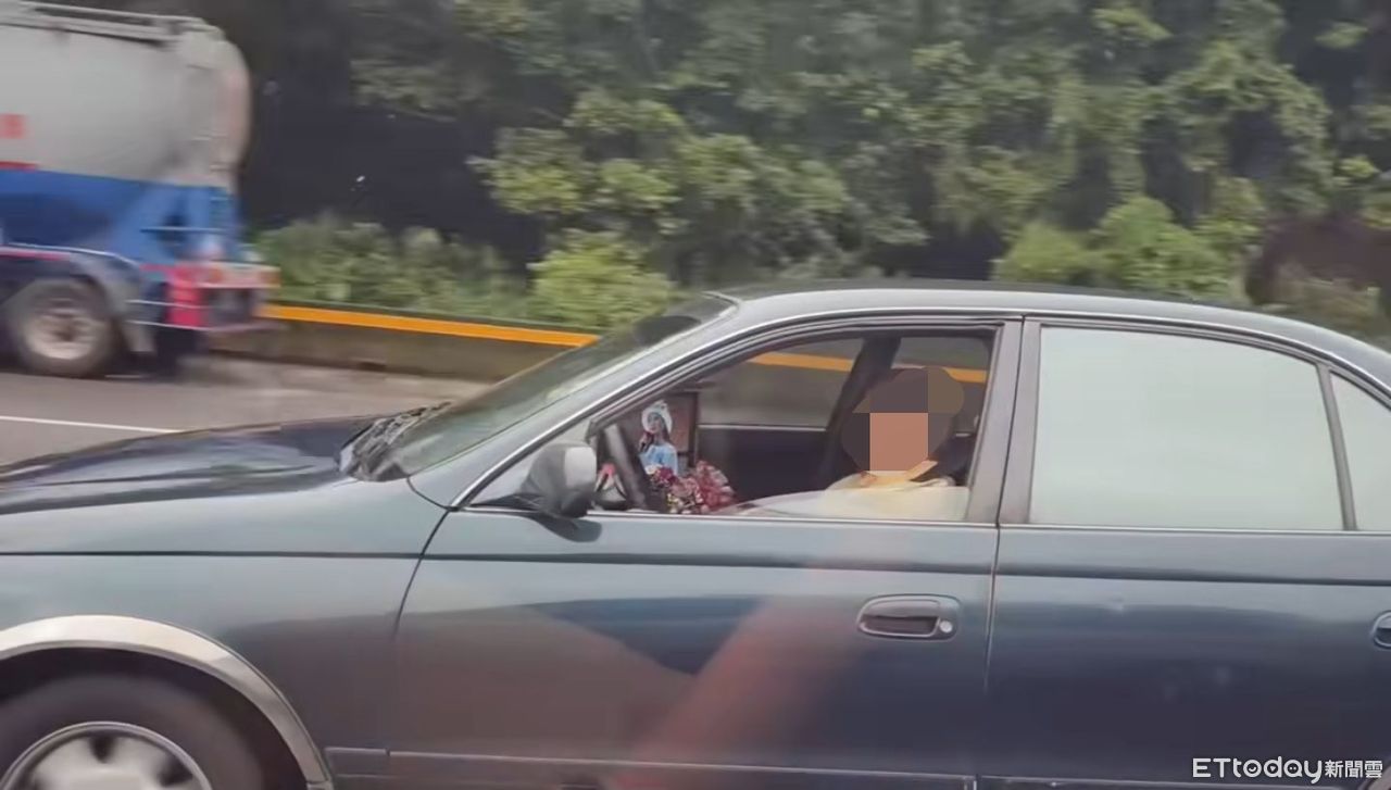 副駕安裝超大螢幕！阿北淡定開車上國1　國道警察說話了