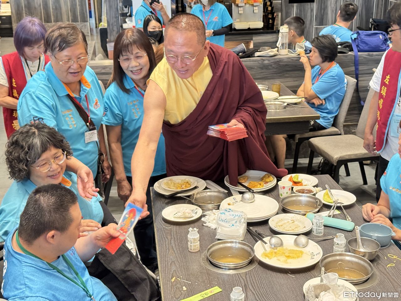 噶居寺蔣揚端午送暖　邀腦麻脊損、街友共享美食福田金暖身貼心